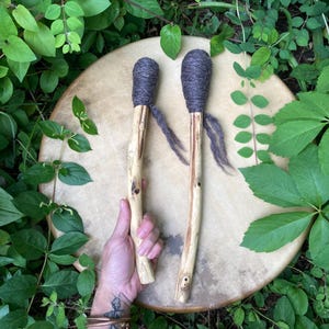 Batidor de acacia - baqueta rústica - herramienta chamánica - mazo de tambor - baqueta medicinal - baqueta chamánica