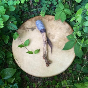 Batidor de acacia - baqueta rústica - herramienta chamánica - mazo de tambor - baqueta medicinal - baqueta chamánica