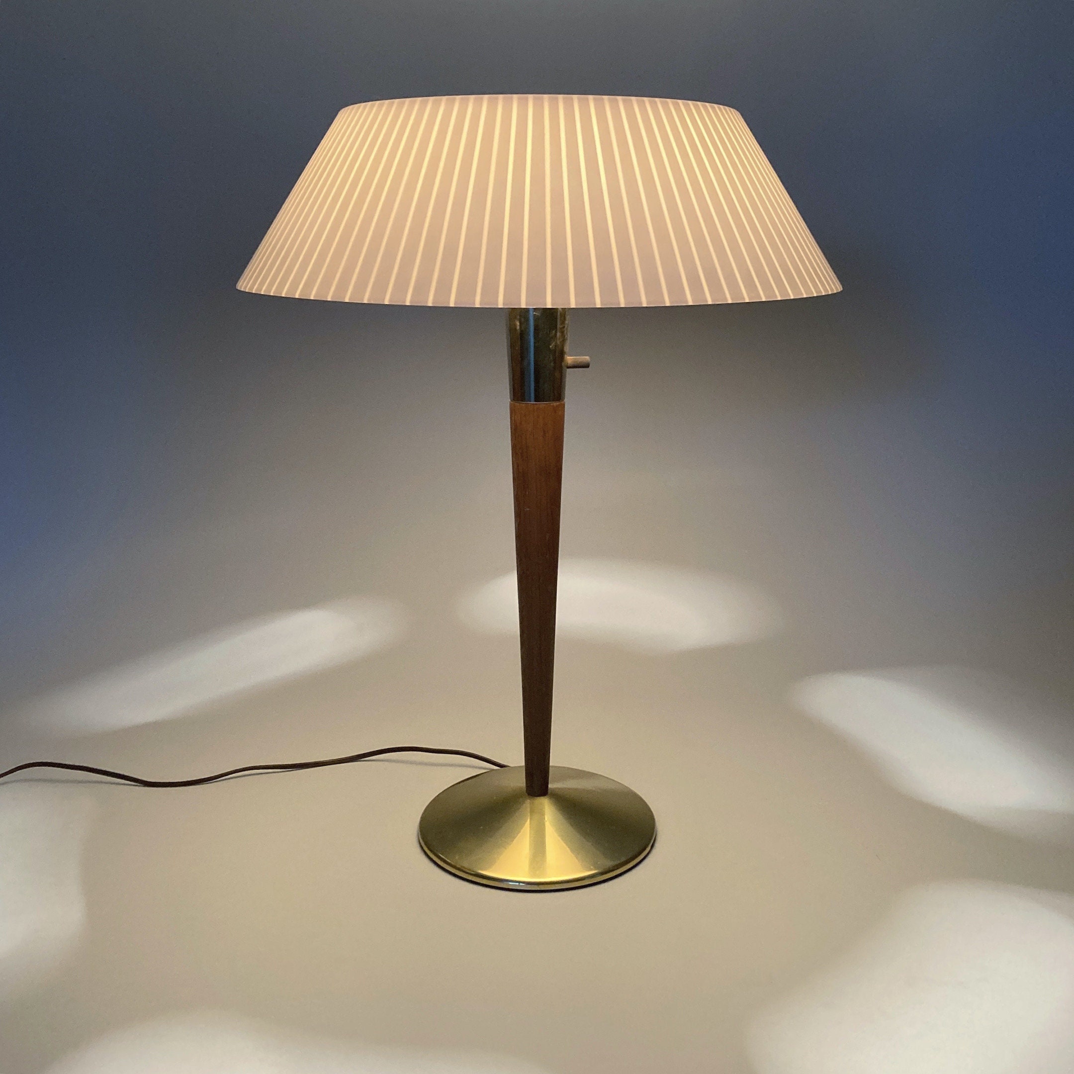 Gerald Thurston for Lightolier Tapered Walnut and Brass Table Lamp