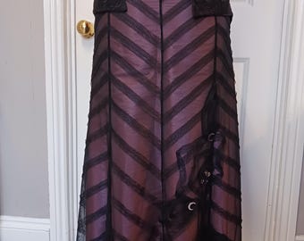Jupe longue en satin et dentelle avec basque séparé