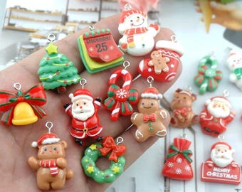 Pode incluir: Conjunto de 15 pingentes temáticos de Natal feitos de argila polimérica. Os pingentes apresentam vários ícones natalinos, incluindo um boneco de neve, uma meia, um bastão de caramelo, um homem de gengibre, uma árvore de Natal, um sino, uma coroa, um Papai Noel, um urso e uma bolsa. Os pingentes são perfeitos para adicionar um toque festivo a joias, artesanato e outros projetos.