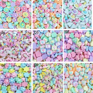 Puede incluir: Nueve conjuntos diferentes de encantos de resina pastel de colores. Cada conjunto presenta un tema diferente, que incluye corazones, nubes, letras y más. Los encantos son perfectos para agregar un toque de fantasía a las manualidades y las joyas.
