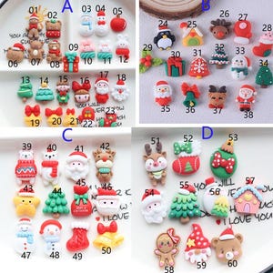 Peut inclure: Assortiment de 60 cabochons en résine sur le thème de Noël. Les cabochons présentent divers icônes de fêtes, notamment le Père Noël, des rennes, des bonhommes de neige, des sapins de Noël et des ornements. Les cabochons sont de différentes couleurs, notamment le rouge, le vert, le blanc et le marron.