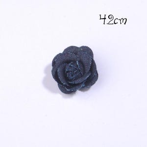 Puede incluir: Una flor de mezclilla azul oscuro, de aproximadamente 4,2 cm de di&aacute;metro, se muestra sobre un fondo blanco. La flor es un art&iacute;culo de artesan&iacute;a textil detallado, con el texto "4.2cm" en escritura negra encima.