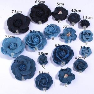 Puede incluir: Colección de adornos florales de tela vaquera en varios tonos de azul. Los tamaños varían de 3,5 cm a 7,5 cm de diámetro. Algunas flores tienen detalles de cuentas. Ideal para manualidades, costura o decoración.
