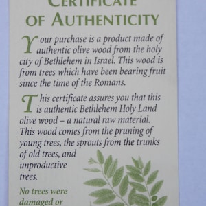 Puede incluir: Certificado de autenticidad para madera de olivo de Bel&eacute;n, Israel. El certificado indica que la madera es aut&eacute;ntica y proviene de la poda de &aacute;rboles j&oacute;venes, brotes de &aacute;rboles viejos y &aacute;rboles improductivos. No se da&ntilde;aron ni destruyeron &aacute;rboles durante el proceso de cosecha.