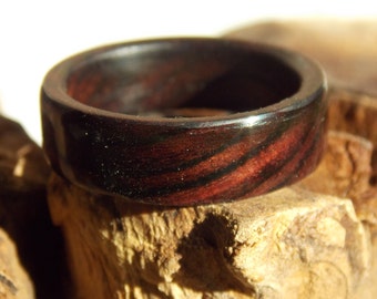 Anillo de palo de rosa brasileño: Anillo de madera exótica hecho a medida