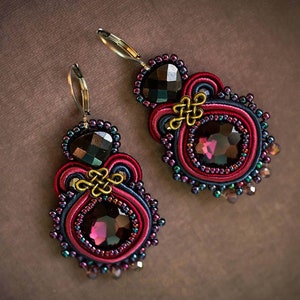 Eleganza bordeaux e grigia ∙ Orecchini con perline Soutache ∙ Un tocco di classe ∙ Per lei ∙ Arte fatta a mano ∙ di nikuske