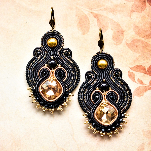 Soutache Oorbellen ∙ Black & Gold Elegance ∙ Perfect cadeau voor haar ∙ Handgemaakte kunst ∙ door Nikuske