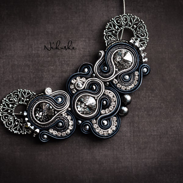 Collana Soutache ∙ Grigio argento con cristallo Swarovski ∙ Regalo per lei ∙ Arte fatta a mano ∙ di nikuske