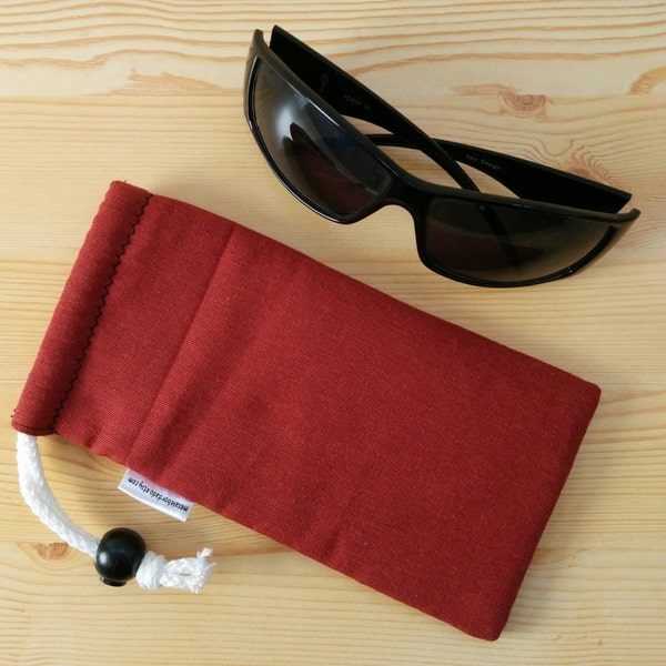 Funda de gafas,funda roja,funda gafas de sol,funda de tela,funda acolchada,bolso rojo,monedero rojo,funda para gafas,funda para gafas