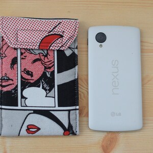 Pu&ograve; includere: Una custodia per telefono bianca con un design a fumetti in rosso, nero e bianco. La custodia ha una patta che si chiude con un bottone a pressione. La custodia per telefono &egrave; accanto a uno smartphone bianco con la parola "nexus" stampata sul retro.