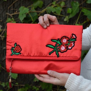 Bolso de fiesta rojo,bolso rojo,bolso de mano,bolso de flores,bolso de tela,bolso doblado,bolso pequeño,bolso de raso,cartera de mano
