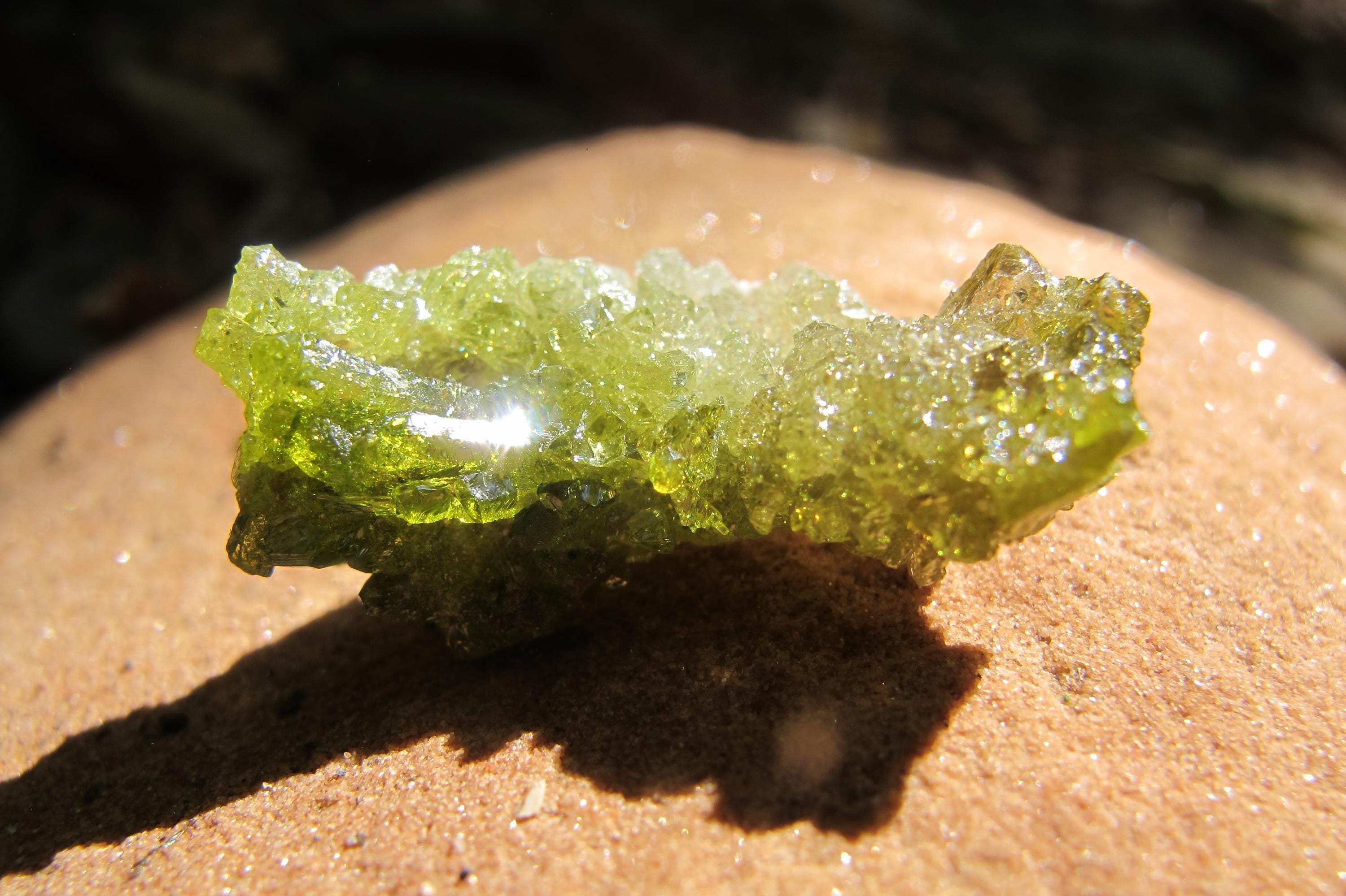 希少色 希少鉱物 ジンカイト 黄緑色結晶 Zincite crystals - Etsy 日本 希少色 希少鉱物 ジンカイト 黄緑色結晶