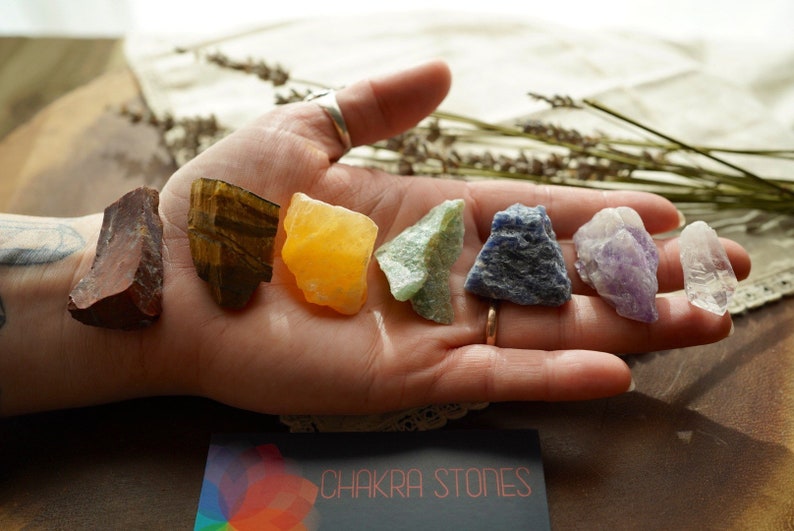 7 Chakra Raw Stones Set | 7 Rough Healing Crystals and Stones Collection with Guide | Seven Stones | Yoga Meditation Altar Bohemian Decor 