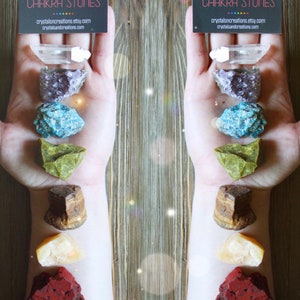 7 Chakra Raw Stones Set | 7 Rough Healing Crystals and Stones Collection with Guide | Seven Stones | Yoga Meditation Altar Bohemian Decor