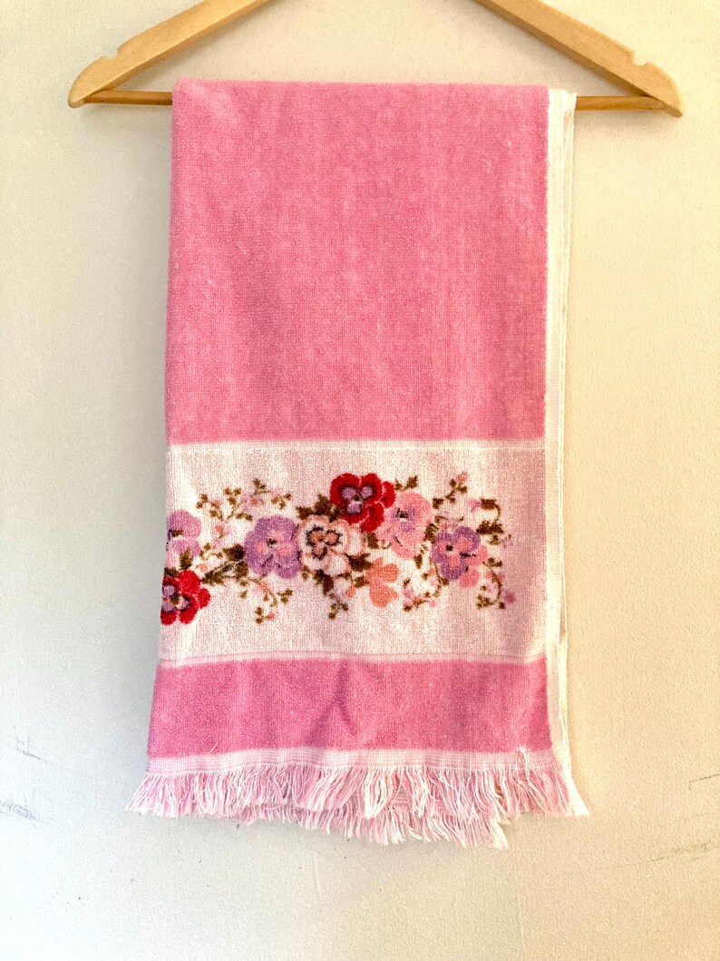 Pink floral 70s/80s vintage small bath towel