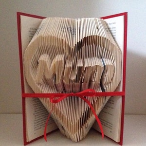 Palavra de 2 a 3 letras dentro de um coração Arte de livro dobrado