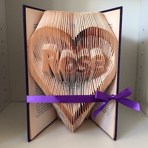 Palavra de 4 a 5 letras em um coração Arte de livro dobrado