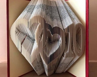 Arte de libro plegado de doble corazón con número