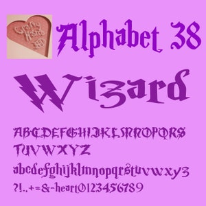 Peut inclure: Police d'alphabet violette avec un motif d'éclair. La police comprend des lettres majuscules et minuscules, des chiffres et des signes de ponctuation. Le texte "Alphabet 38" et "Wizard" sont également inclus dans l'image.