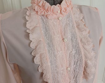 Chemisier style victorien des années 1970 avec dentelle sur le devant et encolure à volants (S/M)