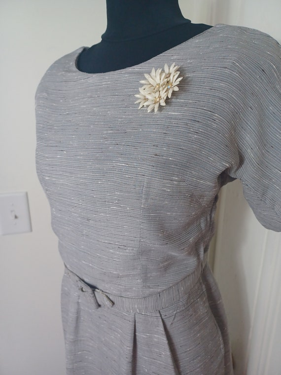 1950s Textured Weave Sheath Dress with Original B… - image 2