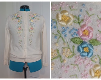 1960s Women's Embroidered Button Front Sweater with Pastel Flowers and Faux Pearl Buttons (L)
