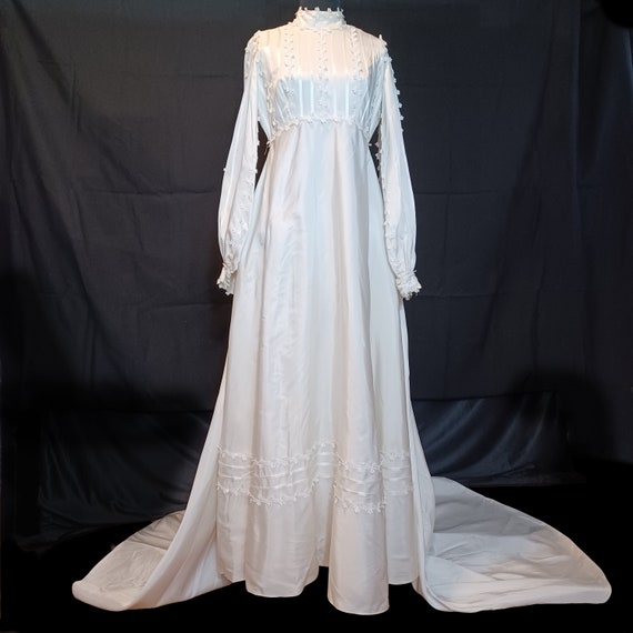 Early 1970s Empire Waist Wedding Gown with Puff S… - image 2