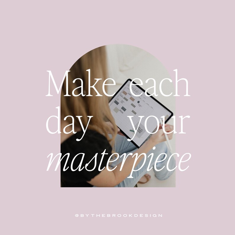 Peut inclure: Une femme travaille sur une tablette tactile, avec le texte "Make each day your masterpiece" affich&eacute; sur un fond rose. Le texte "@BYTHEBROOKDESIGN" est &eacute;galement visible en bas de l'image.