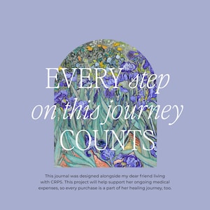 Op de afbeelding: Een journal cover met een bloemenontwerp met irissen in paars, groen en geel, tegen een lichtpaarse achtergrond. De tekst "EVERY step on this journey COUNTS" wordt in het wit weergegeven.