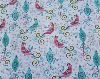 Manta de bebê com estampa de pavão – Rosa, em tecido minky e algodão, ideal para chá de bebê.