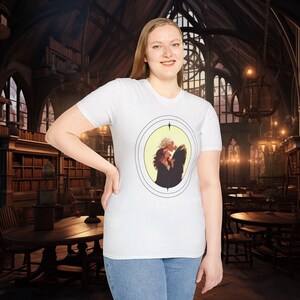 Dramione: Słodka koszulka z grafiką unisex | Romantyczna sztuka fantasy | Koszulka dla miłośników książek | Koszulka dla fanów fan fiction | Idealny prezent dla klubów książki i geeków