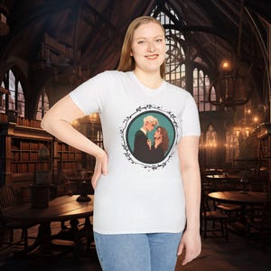 Dramione: Passion Unisex Graphic Tee | Koszulka z grafiką dla fanów | Przytulny romantyczny, fantastyczny ubiór | Idealny dla miłośników książek i fanów