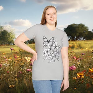 Maglietta grafica con farfalla e fiore: maglietta unisex vintage botanica