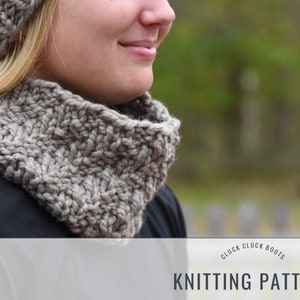Puede incluir: Primer plano de una persona que lleva una bufanda de cuello de tortuga de punto marrón y un gorro de punto marrón. El texto "Cluck Cluck Boots Knitting Pattern" es visible en la parte inferior de la imagen.