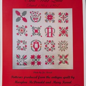 Puede incluir: Un patrón de colcha de la Guerra Civil roja y blanca de Hopewell, Pensilvania, fechado en 1861-1862. El patrón de colcha está formado por 12 cuadrados, cada uno con un diseño diferente. Los patrones fueron producidos a partir de una colcha antigua por Marylou McDonald y Mary Koval. Saludos de Jeffrey S. Whetstone. Copyright 2021.