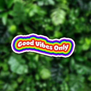 Adesivo singolo "Rainbow Good Vibes". Laminato in carta vinilica. Orgoglio, citazione, simpatico adesivo per laptop, borraccia, diario o agenda.