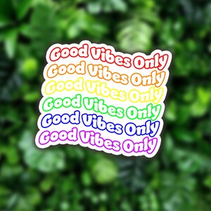 Adesivo "Solo Buone Vibrazioni" Arcobaleno. Carta vinilica laminata. Orgoglio, citazione, simpatico adesivo per laptop, borraccia, diario, planner o scrapbooking.