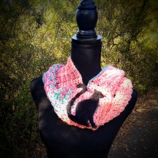 Foulard infini au crochet coloré avec applique de chat feutré en laine