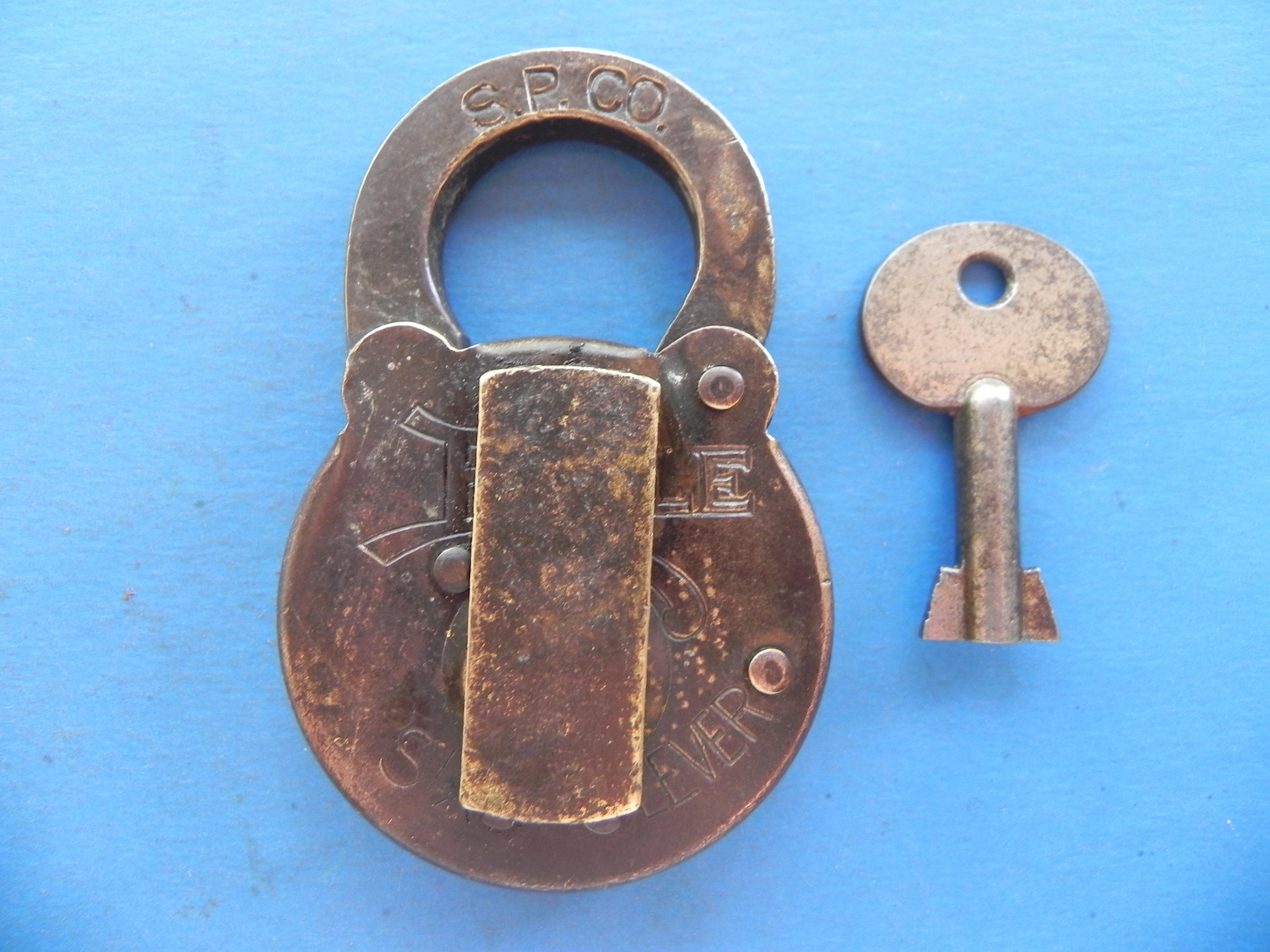 Guardian G1 Logo Handcuff Key, Antique Brass – ASP, Inc.
