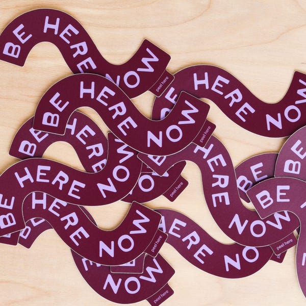 Pegatina de vinilo impermeable con garabatos "Be Here Now"