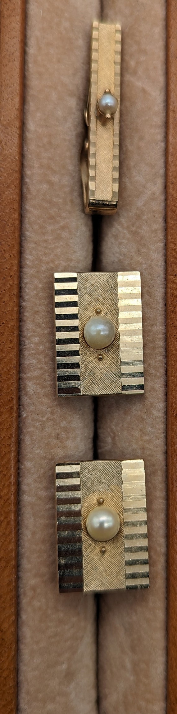 Vintage Swank pair of cuff links and tie bar