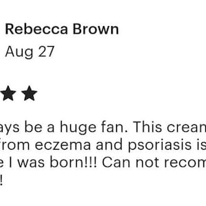 Puede incluir: Una rese&ntilde;a de cliente con foto de perfil, el nombre "Rebecca Brown" y la fecha "27 de agosto". La rese&ntilde;a incluye una calificaci&oacute;n de cinco estrellas y un testimonio sobre la efectividad de una crema para tratar el eccema y la psoriasis.