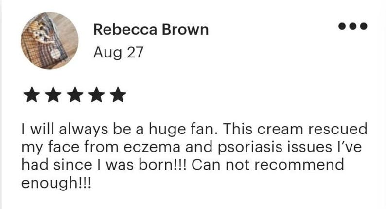 Puede incluir: Una rese&ntilde;a de cliente con foto de perfil, el nombre "Rebecca Brown" y la fecha "27 de agosto". La rese&ntilde;a incluye una calificaci&oacute;n de cinco estrellas y un testimonio sobre la efectividad de una crema para tratar el eccema y la psoriasis.