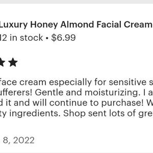 Puede incluir: Se muestran dos tarros de Crema Facial Luxury Honey Almond. El texto indica que el producto es excelente para pieles sensibles y eccemas. El producto tiene una calificaci&oacute;n de 5 estrellas y una rese&ntilde;a de cliente.