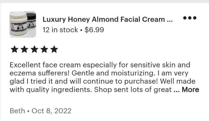 Puede incluir: Se muestran dos tarros de Crema Facial Luxury Honey Almond. El texto indica que el producto es excelente para pieles sensibles y eccemas. El producto tiene una calificaci&oacute;n de 5 estrellas y una rese&ntilde;a de cliente.