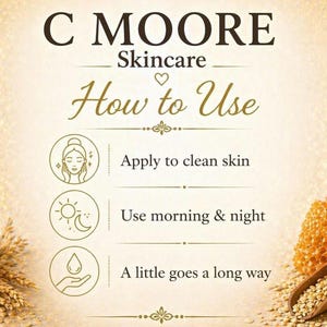 Puede incluir: Una gu&iacute;a de productos para el cuidado de la piel con el texto "C Moore Skincare" y "How to Use". Las instrucciones incluyen aplicar sobre la piel limpia, usar por la ma&ntilde;ana y por la noche y usar una peque&ntilde;a cantidad. El fondo es de color beige claro.