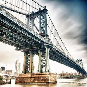 The Atemberaubende Manhattan Bridge (in Farbe): Leinwand Wandkunst (32"x32"")