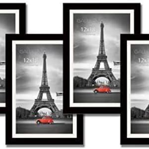 Puede incluir: Conjunto de cinco cuadros enmarcados de 30x46 cm. Cada impresión muestra la Torre Eiffel en blanco y negro con un coche rojo antiguo. Los marcos son negros con un borde blanco.